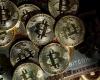 bitcoin oscillates around 90,000 dollars, the dollar soars