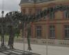 a giant dinosaur on sale in Yvelines