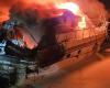 Impressive fire on a boat in the middle of the night in a port, containment operations carried out to avoid any risk of pollution