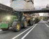 Rural Coordination tractors set up in front of the Gironde prefecture