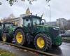 the farmers gathered in front of the Essonne prefecture left