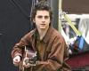 Timothée Chalamet makes the film crew shiver by singing Bob Dylan without playback