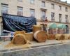 straw and panels placed near Place Stanislas