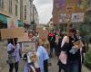 childcare assistants in the street to denounce their poor working conditions