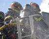 Martinique. While waiting for the firefighters, several people intervene in a burning building