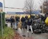 in the Landes, farmers block an E.Leclerc logistics platform