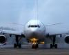 A “strange smell”: emergency services examine a plane at Schiphol Airport, the Netherlands