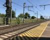 A car suspended in the air threatens to fall onto the railway tracks, TGV traffic interrupted