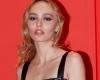 Lily-Rose Depp in turn succumbs to the emblematic hairstyle of Hollywood actresses