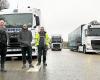 Stopping on the RN12 near Morlaix because of the snow, truck drivers take the opportunity to “socialize”