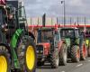 Polish farmers block important border crossing with Ukraine