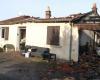 a house destroyed in a fire, the occupants saved by the barking of their dog