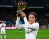 Modric's beautiful gesture with his Golden Ball for an injured player