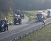 a huge procession of tractors takes the highway towards Lille