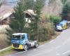 a truck loses its trailer and rolls over on the side