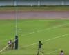 in video, a Mexican player stunned by the falling crossbar after scoring a try