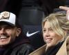 Wanda Nara balances on Mauro Icardi