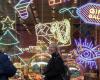 a septuagenarian decorates an entire street in Christmas colors for his wife suffering from Alzheimer’s