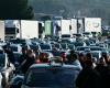 Second day of taxi demonstration in Lyon, Paris joins the movement