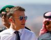 far from the crisis, Emmanuel Macron in the Arabian desert, as if nothing had happened