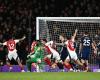 Arsenal overcomes Manchester United and comes back level with Chelsea, Saliba scores