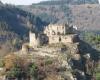 The crazy bet of an architect who built his house on the roof of a dilapidated castle