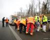 a car crashed on the shoulder and a seriously injured person before the Troissereux tunnel