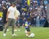 Edinson Cavani and the tender moment playing with his children in La Bombonera after not being able to be in Boca Junior vs Independiente