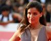 Laetitia Casta surprises us in an extravagant and voluminous dress that is not unanimously appreciated