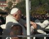 “We had not planned anything, he was sleeping, a gentleman saw him and took him”, Pope Francis blesses a first baby during his stroll in Ajaccio