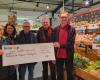 A check for the Solidarité paysans Bretagne association offered by Biocoop-bio Golfe in Vannes