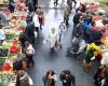 Free white wine tasting at a Bordeaux market