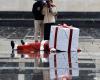 Santa Claus crushed under a huge gift: the new shocking sculpture by Toulouse artist James Colomina in Paris