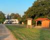 An exemplary and free motorhome area surrounded by nature in Ville-sur-Yron, east of Metz