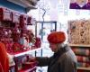 In the United Kingdom, the Christmas spirit blows through second-hand gifts (#1687894)