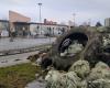 access blocked by slurry and agricultural tires… the dirty morning of the Auchan shopping center for the most important Saturday of the year