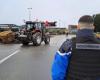 farmers blocked the roundabout of the Sainte-Eulalie shopping center, causing major traffic jams