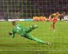 Decisive against Lens, Safonov wins points in his duel against Donnarumma