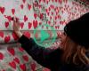 In London, this wall in tribute to the victims of Covid-19 lights up for Christmas