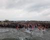 700 disguised people throw themselves into the water in Gruissan