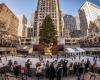 Tourism in New York: Skating and winter weather at Rockefeller Center