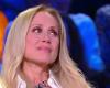 Lara Fabian in tears upon discovering the testimonies of her daughter and her husband in The Secret Box