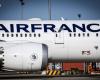 An Air France plane makes an emergency landing in Paris due to a pressurization problem