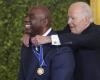 Funny moment between Joe Biden and Magic Johnson: the president wants to decorate the basketball player, but… is too small