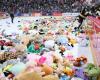 a match interrupted for 45 minutes after more than 100,000 stuffed toys were thrown by supporters (video)