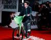 Timothée Chalamet arrives on an electric bike on the red carpet in London, here’s the reason