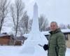 Jean-Marie Laliberté sculpts the Eiffel Tower and its Olympic rings from snow