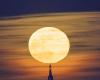 Photographers offer us a festival of moonrises: here are the most astonishing shots