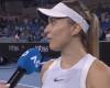 Australian Open, Videos > Badosa (expeditious in front of Tsitsipas, her boyfriend): “I invite you to applaud him because he is not in his best form…”