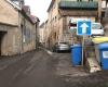 in this street, residents no longer know where to put their trash cans